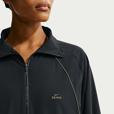 Nike.comにおけるNikeSKIMS ストレッチ ナイロン ウィメンズ オーバー